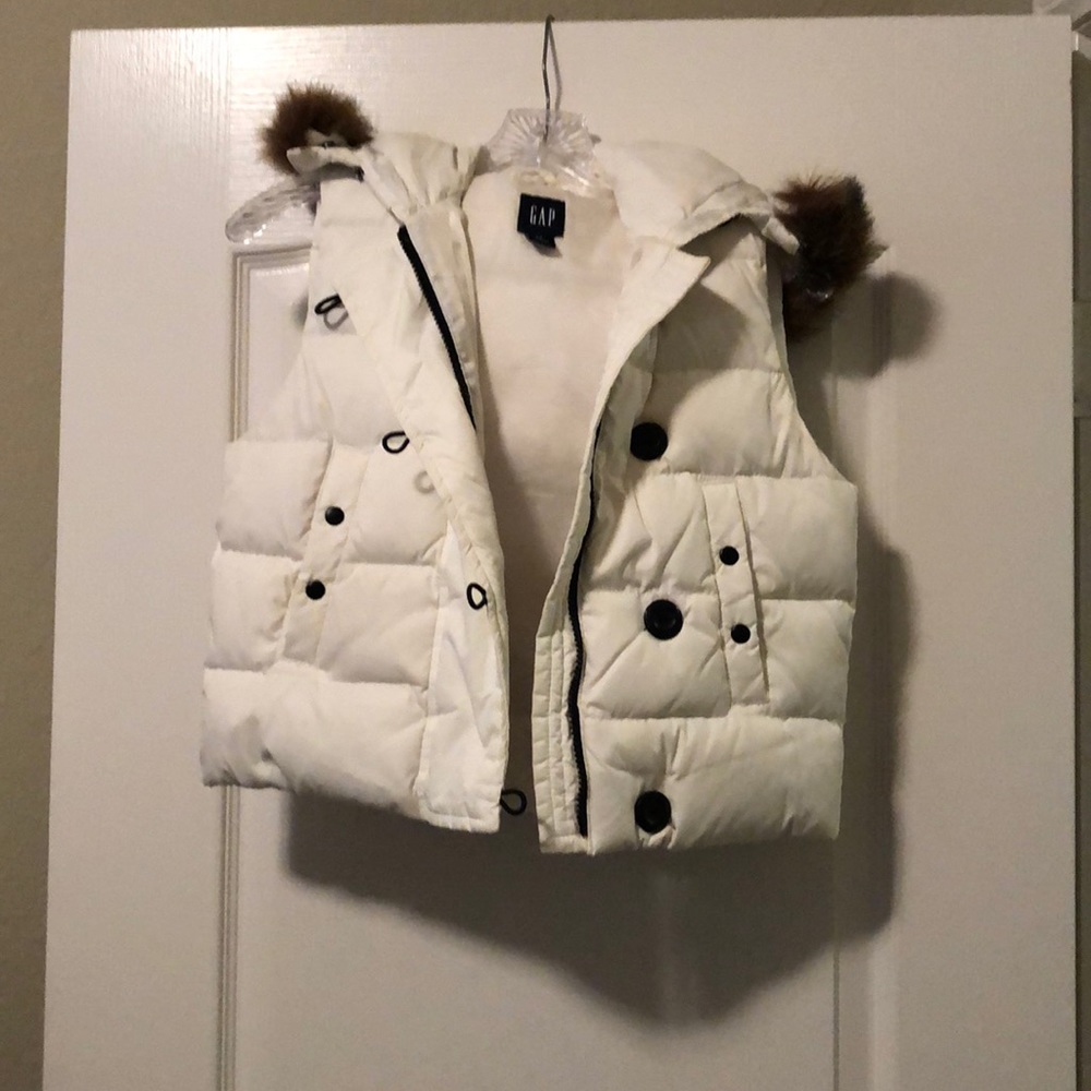 GAP white puffer vest with faux fur
